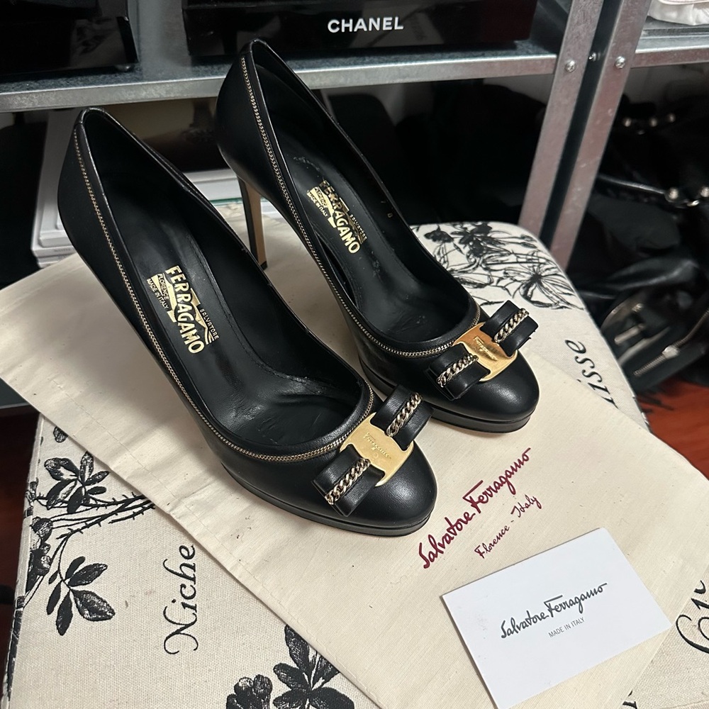 FERRAGAMO GOLDCHAIN PUMPS